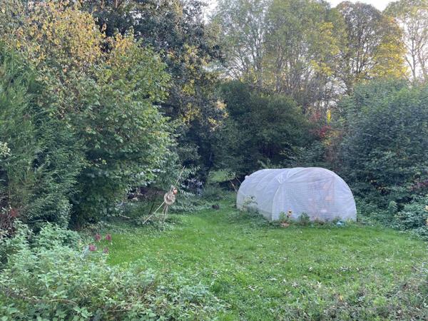 Maison en pierre des années 1800 en très bon état