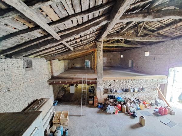 Maison Charentaise avec dépendances et jardin – 190 m² – 6 pièces – 4216 m²