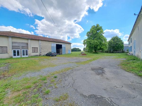 Maison Charentaise avec dépendances et jardin – 190 m² – 6 pièces – 4216 m²