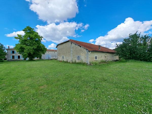 Maison Charentaise avec dépendances et jardin – 190 m² – 6 pièces – 4216 m²