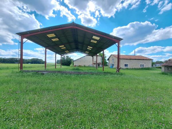 Maison Charentaise avec dépendances et jardin – 190 m² – 6 pièces – 4216 m²