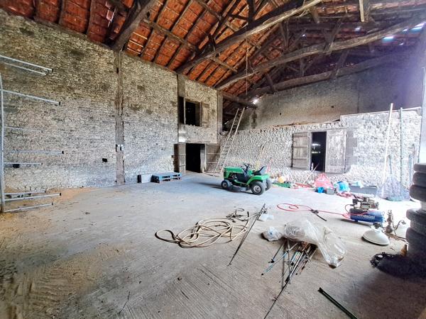 Maison Charentaise avec dépendances et jardin – 190 m² – 6 pièces – 4216 m²