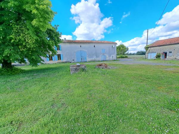 Maison Charentaise avec dépendances et jardin – 190 m² – 6 pièces – 4216 m²