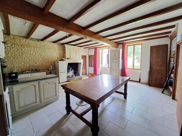 Maison Charentaise avec dépendances et jardin – 190 m² – 6 pièces – 4216 m²