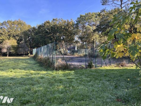 A VENDRE CARNAC Nord, dans lotissement résidentiel, maison années 70, terrain en Na 6460 m²