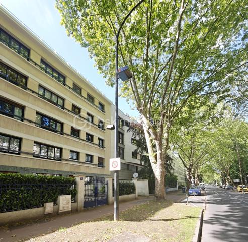 Proche Parc Les Ibis et RER A à 10mn à pied !
Je vous propose au sein d'une petite copropriété parfaitement entretenue, un appartement de type 2 pièces d'environ 44m2 (Carrez). Situé au 1er étage avec ascenseur il offre une entrée avec rangements,  un séjour d'environ 17m2 , une cuisine aménagée, une chambre d'env.11M2 avec grand dressing, salle de bains, toilette, rangements. Une cave complète l'ensemble. Ravalement récent,  réfection des parties communes, Etat impeccable. chaudière collective très récente. PROCHE COMMODITES, SPLENDIDE PARC LES IBIS, ECOLES, CRECHES, CENTRE VILLE.