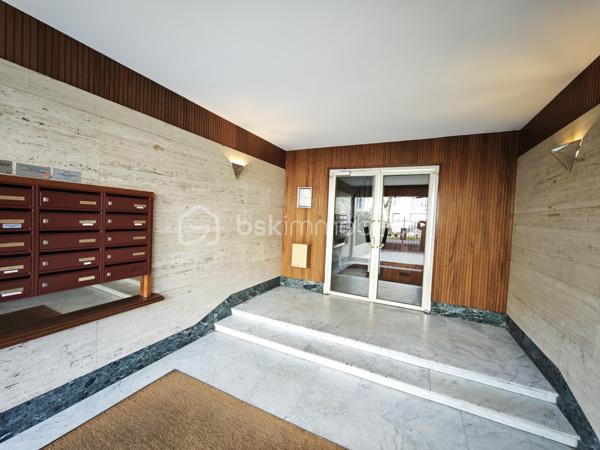 Proche Parc Les Ibis et RER A à 10mn à pied !
Je vous propose au sein d'une petite copropriété parfaitement entretenue, un appartement de type 2 pièces d'environ 44m2 (Carrez). Situé au 1er étage avec ascenseur il offre une entrée avec rangements,  un séjour d'environ 17m2 , une cuisine aménagée, une chambre d'env.11M2 avec grand dressing, salle de bains, toilette, rangements. Une cave complète l'ensemble. Ravalement récent,  réfection des parties communes, Etat impeccable. chaudière collective très récente. PROCHE COMMODITES, SPLENDIDE PARC LES IBIS, ECOLES, CRECHES, CENTRE VILLE.
