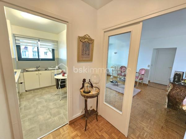 Proche Parc Les Ibis et RER A à 10mn à pied !
Je vous propose au sein d'une petite copropriété parfaitement entretenue, un appartement de type 2 pièces d'environ 44m2 (Carrez). Situé au 1er étage avec ascenseur il offre une entrée avec rangements,  un séjour d'environ 17m2 , une cuisine aménagée, une chambre d'env.11M2 avec grand dressing, salle de bains, toilette, rangements. Une cave complète l'ensemble. Ravalement récent,  réfection des parties communes, Etat impeccable. chaudière collective très récente. PROCHE COMMODITES, SPLENDIDE PARC LES IBIS, ECOLES, CRECHES, CENTRE VILLE.