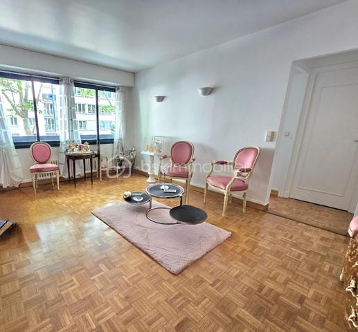 Proche Parc Les Ibis et RER A à 10mn à pied !
Je vous propose au sein d'une petite copropriété parfaitement entretenue, un appartement de type 2 pièces d'environ 44m2 (Carrez). Situé au 1er étage avec ascenseur il offre une entrée avec rangements,  un séjour d'environ 17m2 , une cuisine aménagée, une chambre d'env.11M2 avec grand dressing, salle de bains, toilette, rangements. Une cave complète l'ensemble. Ravalement récent,  réfection des parties communes, Etat impeccable. chaudière collective très récente. PROCHE COMMODITES, SPLENDIDE PARC LES IBIS, ECOLES, CRECHES, CENTRE VILLE.