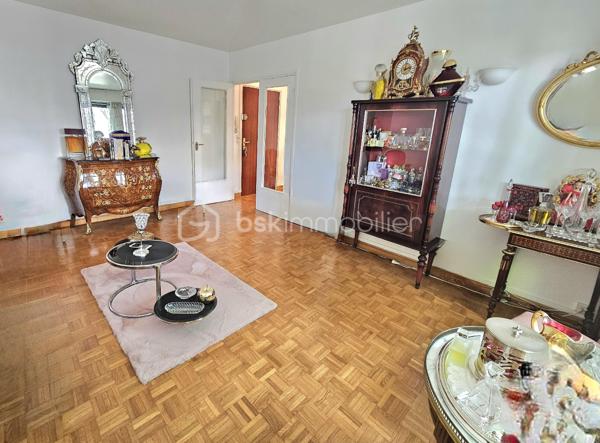 Proche Parc Les Ibis et RER A à 10mn à pied !
Je vous propose au sein d'une petite copropriété parfaitement entretenue, un appartement de type 2 pièces d'environ 44m2 (Carrez). Situé au 1er étage avec ascenseur il offre une entrée avec rangements,  un séjour d'environ 17m2 , une cuisine aménagée, une chambre d'env.11M2 avec grand dressing, salle de bains, toilette, rangements. Une cave complète l'ensemble. Ravalement récent,  réfection des parties communes, Etat impeccable. chaudière collective très récente. PROCHE COMMODITES, SPLENDIDE PARC LES IBIS, ECOLES, CRECHES, CENTRE VILLE.