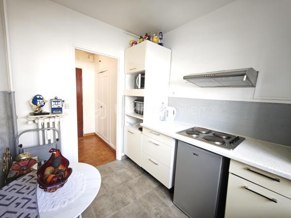 Proche Parc Les Ibis et RER A à 10mn à pied !
Je vous propose au sein d'une petite copropriété parfaitement entretenue, un appartement de type 2 pièces d'environ 44m2 (Carrez). Situé au 1er étage avec ascenseur il offre une entrée avec rangements,  un séjour d'environ 17m2 , une cuisine aménagée, une chambre d'env.11M2 avec grand dressing, salle de bains, toilette, rangements. Une cave complète l'ensemble. Ravalement récent,  réfection des parties communes, Etat impeccable. chaudière collective très récente. PROCHE COMMODITES, SPLENDIDE PARC LES IBIS, ECOLES, CRECHES, CENTRE VILLE.