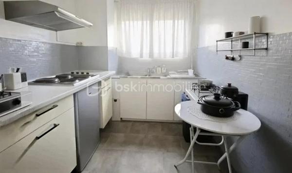Proche Parc Les Ibis et RER A à 10mn à pied !
Je vous propose au sein d'une petite copropriété parfaitement entretenue, un appartement de type 2 pièces d'environ 44m2 (Carrez). Situé au 1er étage avec ascenseur il offre une entrée avec rangements,  un séjour d'environ 17m2 , une cuisine aménagée, une chambre d'env.11M2 avec grand dressing, salle de bains, toilette, rangements. Une cave complète l'ensemble. Ravalement récent,  réfection des parties communes, Etat impeccable. chaudière collective très récente. PROCHE COMMODITES, SPLENDIDE PARC LES IBIS, ECOLES, CRECHES, CENTRE VILLE.