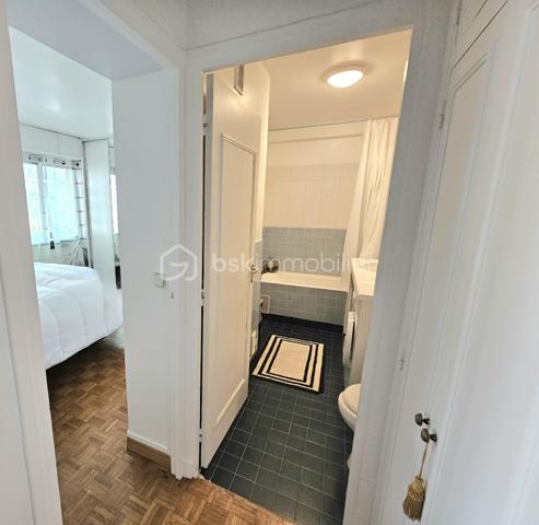 Proche Parc Les Ibis et RER A à 10mn à pied !
Je vous propose au sein d'une petite copropriété parfaitement entretenue, un appartement de type 2 pièces d'environ 44m2 (Carrez). Situé au 1er étage avec ascenseur il offre une entrée avec rangements,  un séjour d'environ 17m2 , une cuisine aménagée, une chambre d'env.11M2 avec grand dressing, salle de bains, toilette, rangements. Une cave complète l'ensemble. Ravalement récent,  réfection des parties communes, Etat impeccable. chaudière collective très récente. PROCHE COMMODITES, SPLENDIDE PARC LES IBIS, ECOLES, CRECHES, CENTRE VILLE.