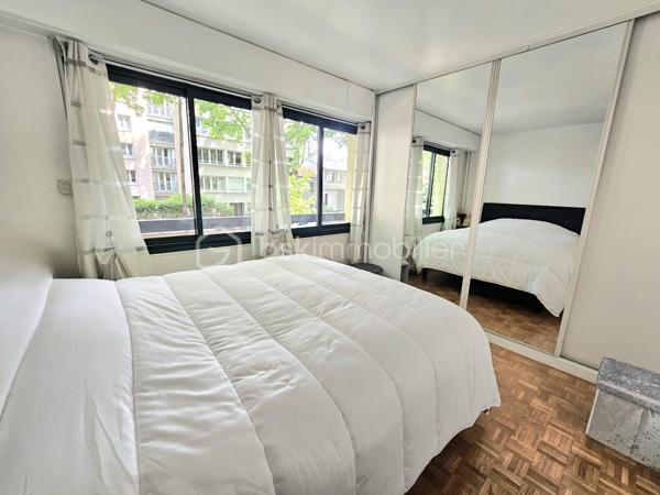 Proche Parc Les Ibis et RER A à 10mn à pied !
Je vous propose au sein d'une petite copropriété parfaitement entretenue, un appartement de type 2 pièces d'environ 44m2 (Carrez). Situé au 1er étage avec ascenseur il offre une entrée avec rangements,  un séjour d'environ 17m2 , une cuisine aménagée, une chambre d'env.11M2 avec grand dressing, salle de bains, toilette, rangements. Une cave complète l'ensemble. Ravalement récent,  réfection des parties communes, Etat impeccable. chaudière collective très récente. PROCHE COMMODITES, SPLENDIDE PARC LES IBIS, ECOLES, CRECHES, CENTRE VILLE.