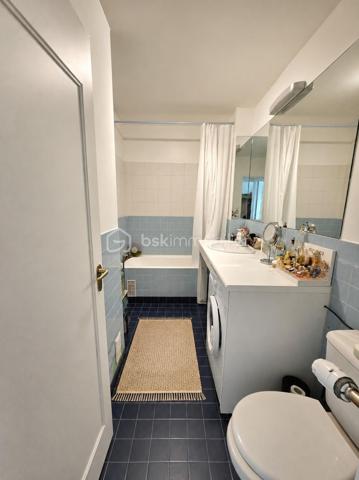 Proche Parc Les Ibis et RER A à 10mn à pied !
Je vous propose au sein d'une petite copropriété parfaitement entretenue, un appartement de type 2 pièces d'environ 44m2 (Carrez). Situé au 1er étage avec ascenseur il offre une entrée avec rangements,  un séjour d'environ 17m2 , une cuisine aménagée, une chambre d'env.11M2 avec grand dressing, salle de bains, toilette, rangements. Une cave complète l'ensemble. Ravalement récent,  réfection des parties communes, Etat impeccable. chaudière collective très récente. PROCHE COMMODITES, SPLENDIDE PARC LES IBIS, ECOLES, CRECHES, CENTRE VILLE.