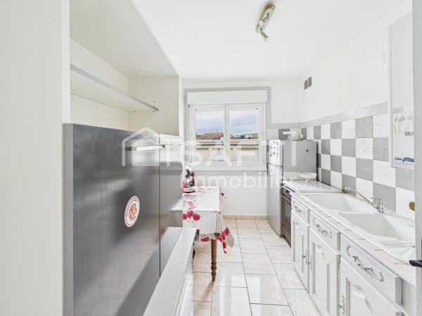 A Mérignac, appartement de 2 chambres - 56 m2 avec balcon, cave, et parking. Proche Tramway.