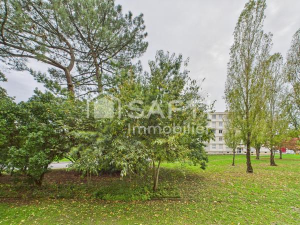 A Mérignac, appartement de 2 chambres - 56 m2 avec balcon, cave, et parking. Proche Tramway.