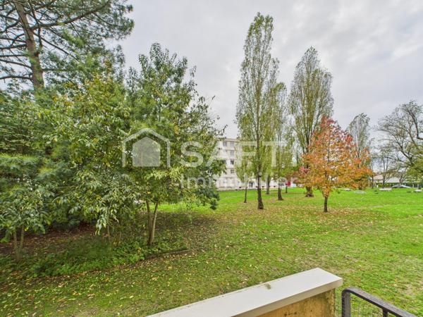 A Mérignac, appartement de 2 chambres - 56 m2 avec balcon, cave, et parking. Proche Tramway.