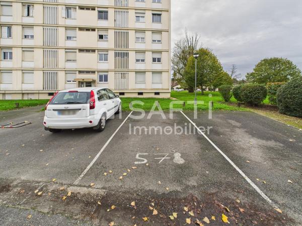 A Mérignac, appartement de 2 chambres - 56 m2 avec balcon, cave, et parking. Proche Tramway.