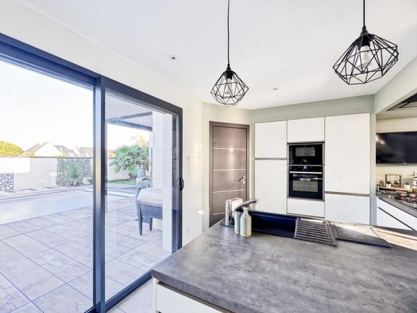 Maison d’architecte contemporaine connectée BBC 178 m2 avec prestations d'exception sur parcelle de 750 m2 avec piscine