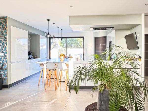 Maison d’architecte contemporaine connectée BBC 178 m2 avec prestations d'exception sur parcelle de 750 m2 avec piscine