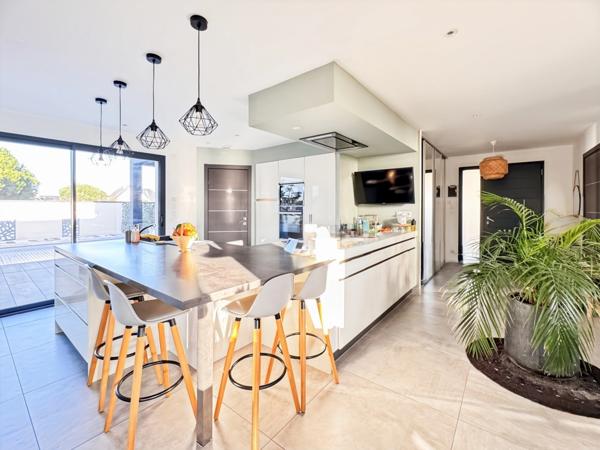Maison d’architecte contemporaine connectée BBC 178 m2 avec prestations d'exception sur parcelle de 750 m2 avec piscine