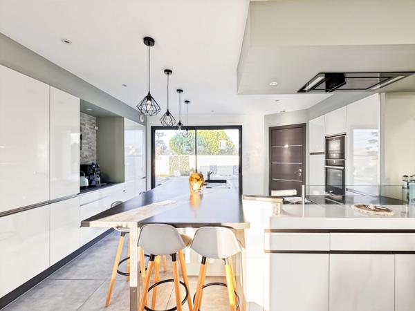 Maison d’architecte contemporaine connectée BBC 178 m2 avec prestations d'exception sur parcelle de 750 m2 avec piscine