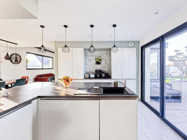 Maison d’architecte contemporaine connectée BBC 178 m2 avec prestations d'exception sur parcelle de 750 m2 avec piscine