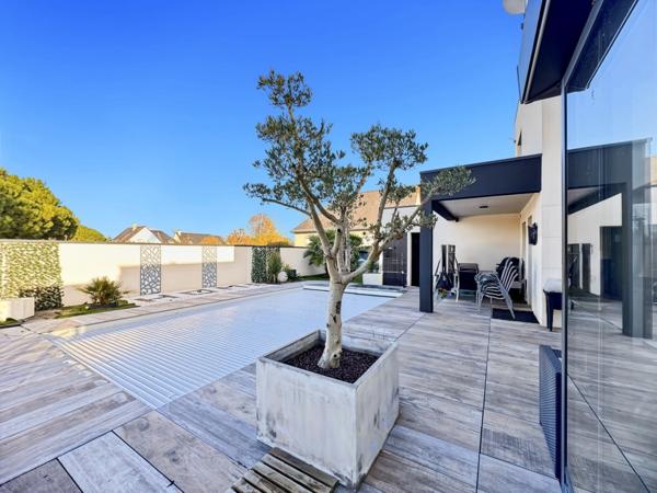 Maison d’architecte contemporaine connectée BBC 178 m2 avec prestations d'exception sur parcelle de 750 m2 avec piscine