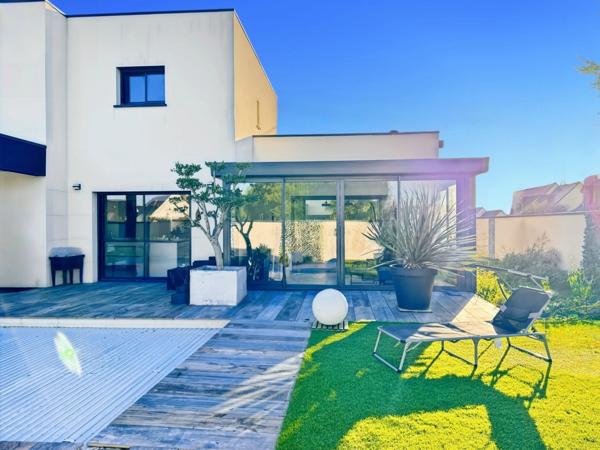 Maison d’architecte contemporaine connectée BBC 178 m2 avec prestations d'exception sur parcelle de 750 m2 avec piscine