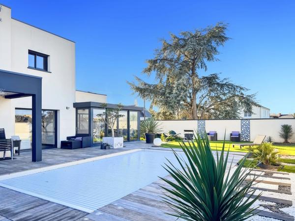 Maison d’architecte contemporaine connectée BBC 178 m2 avec prestations d'exception sur parcelle de 750 m2 avec piscine