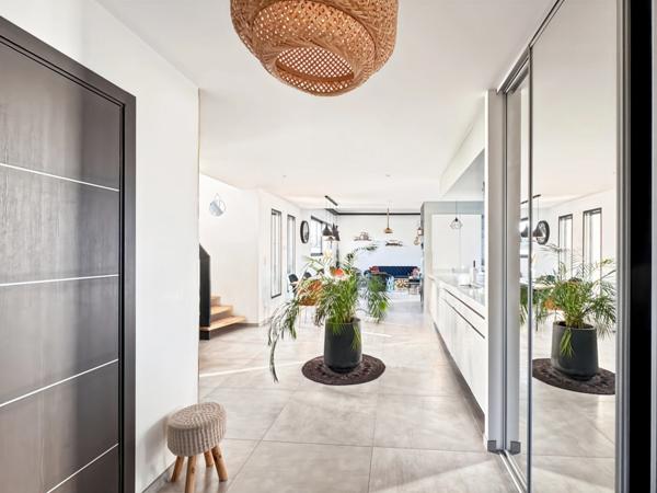 Maison d’architecte contemporaine connectée BBC 178 m2 avec prestations d'exception sur parcelle de 750 m2 avec piscine