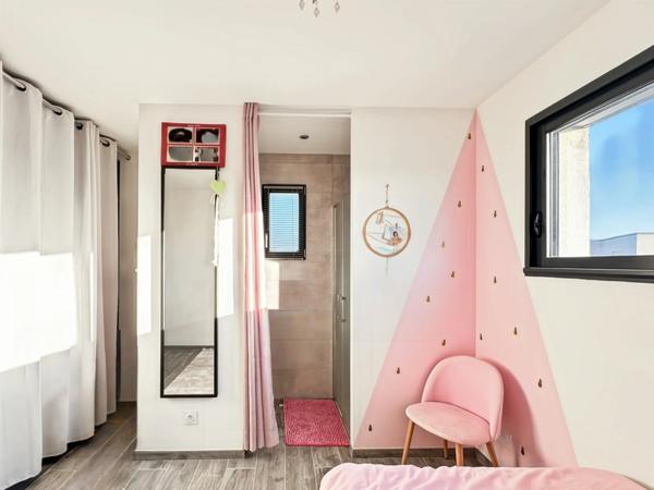 Maison d’architecte contemporaine connectée BBC 178 m2 avec prestations d'exception sur parcelle de 750 m2 avec piscine