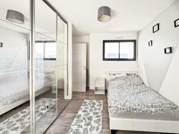 Maison d’architecte contemporaine connectée BBC 178 m2 avec prestations d'exception sur parcelle de 750 m2 avec piscine