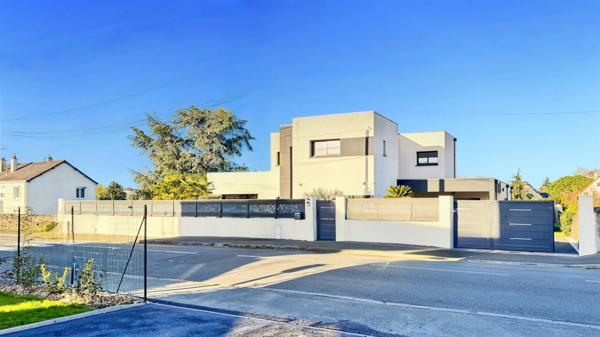 Maison d’architecte contemporaine connectée BBC 178 m2 avec prestations d'exception sur parcelle de 750 m2 avec piscine
