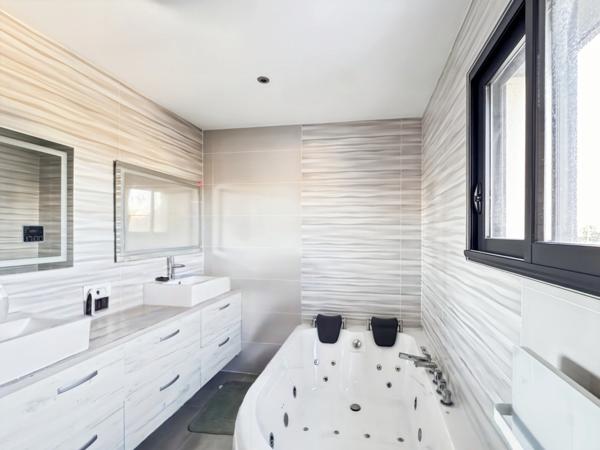 Maison d’architecte contemporaine connectée BBC 178 m2 avec prestations d'exception sur parcelle de 750 m2 avec piscine