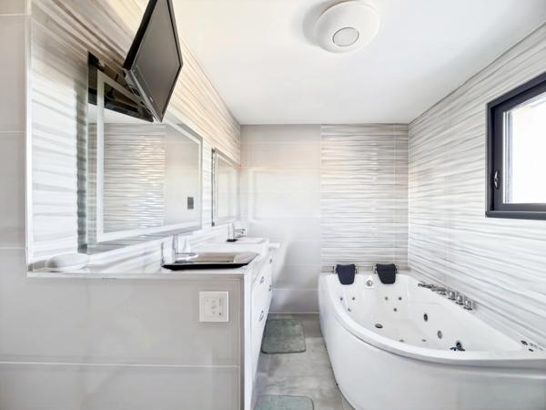 Maison d’architecte contemporaine connectée BBC 178 m2 avec prestations d'exception sur parcelle de 750 m2 avec piscine