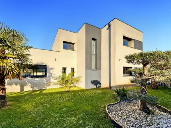 Maison d’architecte contemporaine connectée BBC 178 m2 avec prestations d'exception sur parcelle de 750 m2 avec piscine