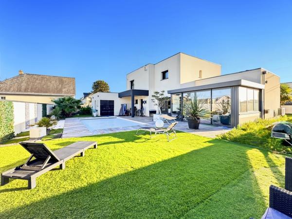 Maison d’architecte contemporaine connectée BBC 178 m2 avec prestations d'exception sur parcelle de 750 m2 avec piscine