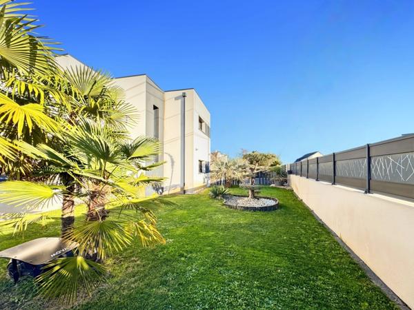 Maison d’architecte contemporaine connectée BBC 178 m2 avec prestations d'exception sur parcelle de 750 m2 avec piscine