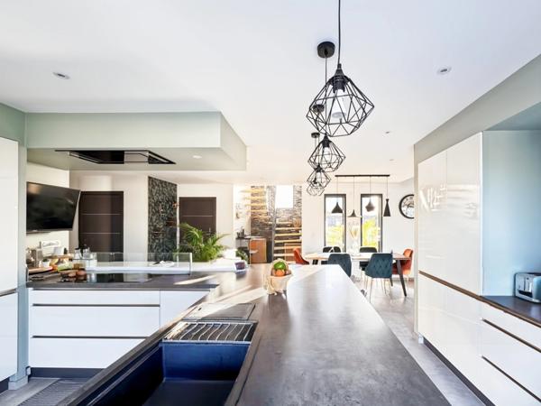 Maison d’architecte contemporaine connectée BBC 178 m2 avec prestations d'exception sur parcelle de 750 m2 avec piscine