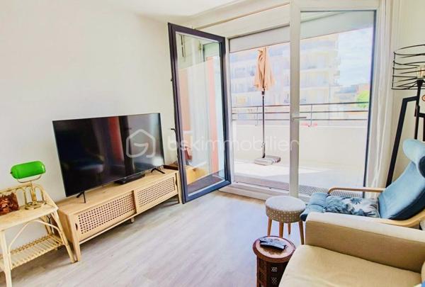À proximité immédiate des COMMERCES, ÉCOLES et TRANSPORTS (MÉTRO LIGNE 7 STATION VILLEJUIF-LÉO LAGRANGE à seulement 400 m), découvrez ce superbe APPARTEMENT 3 PIÈCES  situé au 1er étage /6 d’une PETITE COPROPRIÉTÉ CALME et SÉCURISÉE.

Ce bien se compose d’une entrée, d’un GRAND SÉJOUR 23m² lumineux avec CUISINE OUVERTE, AMÉNAGÉE et ÉQUIPÉE, donnant accès à un agréable BALCON EXPOSITION EST .

L’espace nuit offre DEUX BELLES CHAMBRES, dont une de 13 m² une SALLE D’EAU moderne avec DOUBLE VASQUES ainsi qu’un WC SÉPARÉ.

Une PLACE DE PARKING  en sous-sol complète ce bien.