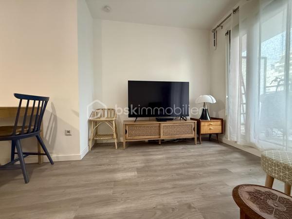 À proximité immédiate des COMMERCES, ÉCOLES et TRANSPORTS (MÉTRO LIGNE 7 STATION VILLEJUIF-LÉO LAGRANGE à seulement 400 m), découvrez ce superbe APPARTEMENT 3 PIÈCES  situé au 1er étage /6 d’une PETITE COPROPRIÉTÉ CALME et SÉCURISÉE.

Ce bien se compose d’une entrée, d’un GRAND SÉJOUR 23m² lumineux avec CUISINE OUVERTE, AMÉNAGÉE et ÉQUIPÉE, donnant accès à un agréable BALCON EXPOSITION EST .

L’espace nuit offre DEUX BELLES CHAMBRES, dont une de 13 m² une SALLE D’EAU moderne avec DOUBLE VASQUES ainsi qu’un WC SÉPARÉ.

Une PLACE DE PARKING  en sous-sol complète ce bien.