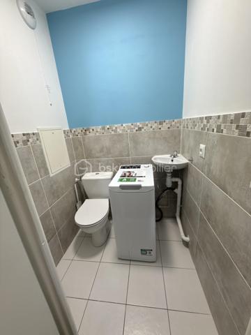 À proximité immédiate des COMMERCES, ÉCOLES et TRANSPORTS (MÉTRO LIGNE 7 STATION VILLEJUIF-LÉO LAGRANGE à seulement 400 m), découvrez ce superbe APPARTEMENT 3 PIÈCES  situé au 1er étage /6 d’une PETITE COPROPRIÉTÉ CALME et SÉCURISÉE.

Ce bien se compose d’une entrée, d’un GRAND SÉJOUR 23m² lumineux avec CUISINE OUVERTE, AMÉNAGÉE et ÉQUIPÉE, donnant accès à un agréable BALCON EXPOSITION EST .

L’espace nuit offre DEUX BELLES CHAMBRES, dont une de 13 m² une SALLE D’EAU moderne avec DOUBLE VASQUES ainsi qu’un WC SÉPARÉ.

Une PLACE DE PARKING  en sous-sol complète ce bien.