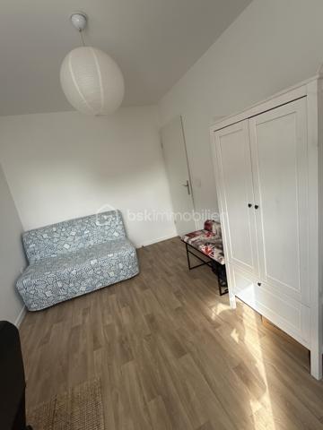 À proximité immédiate des COMMERCES, ÉCOLES et TRANSPORTS (MÉTRO LIGNE 7 STATION VILLEJUIF-LÉO LAGRANGE à seulement 400 m), découvrez ce superbe APPARTEMENT 3 PIÈCES  situé au 1er étage /6 d’une PETITE COPROPRIÉTÉ CALME et SÉCURISÉE.

Ce bien se compose d’une entrée, d’un GRAND SÉJOUR 23m² lumineux avec CUISINE OUVERTE, AMÉNAGÉE et ÉQUIPÉE, donnant accès à un agréable BALCON EXPOSITION EST .

L’espace nuit offre DEUX BELLES CHAMBRES, dont une de 13 m² une SALLE D’EAU moderne avec DOUBLE VASQUES ainsi qu’un WC SÉPARÉ.

Une PLACE DE PARKING  en sous-sol complète ce bien.