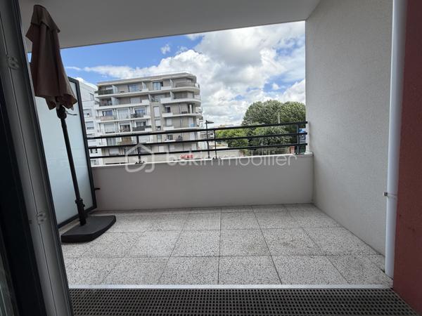 À proximité immédiate des COMMERCES, ÉCOLES et TRANSPORTS (MÉTRO LIGNE 7 STATION VILLEJUIF-LÉO LAGRANGE à seulement 400 m), découvrez ce superbe APPARTEMENT 3 PIÈCES  situé au 1er étage /6 d’une PETITE COPROPRIÉTÉ CALME et SÉCURISÉE.

Ce bien se compose d’une entrée, d’un GRAND SÉJOUR 23m² lumineux avec CUISINE OUVERTE, AMÉNAGÉE et ÉQUIPÉE, donnant accès à un agréable BALCON EXPOSITION EST .

L’espace nuit offre DEUX BELLES CHAMBRES, dont une de 13 m² une SALLE D’EAU moderne avec DOUBLE VASQUES ainsi qu’un WC SÉPARÉ.

Une PLACE DE PARKING  en sous-sol complète ce bien.