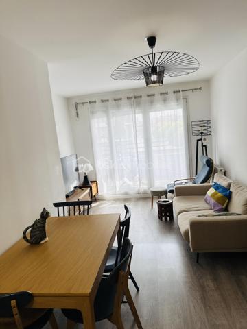 À proximité immédiate des COMMERCES, ÉCOLES et TRANSPORTS (MÉTRO LIGNE 7 STATION VILLEJUIF-LÉO LAGRANGE à seulement 400 m), découvrez ce superbe APPARTEMENT 3 PIÈCES  situé au 1er étage /6 d’une PETITE COPROPRIÉTÉ CALME et SÉCURISÉE.

Ce bien se compose d’une entrée, d’un GRAND SÉJOUR 23m² lumineux avec CUISINE OUVERTE, AMÉNAGÉE et ÉQUIPÉE, donnant accès à un agréable BALCON EXPOSITION EST .

L’espace nuit offre DEUX BELLES CHAMBRES, dont une de 13 m² une SALLE D’EAU moderne avec DOUBLE VASQUES ainsi qu’un WC SÉPARÉ.

Une PLACE DE PARKING  en sous-sol complète ce bien.