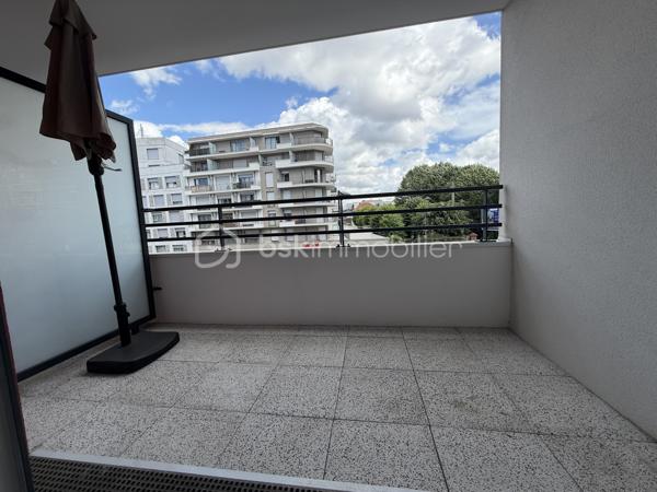 À proximité immédiate des COMMERCES, ÉCOLES et TRANSPORTS (MÉTRO LIGNE 7 STATION VILLEJUIF-LÉO LAGRANGE à seulement 400 m), découvrez ce superbe APPARTEMENT 3 PIÈCES  situé au 1er étage /6 d’une PETITE COPROPRIÉTÉ CALME et SÉCURISÉE.

Ce bien se compose d’une entrée, d’un GRAND SÉJOUR 23m² lumineux avec CUISINE OUVERTE, AMÉNAGÉE et ÉQUIPÉE, donnant accès à un agréable BALCON EXPOSITION EST .

L’espace nuit offre DEUX BELLES CHAMBRES, dont une de 13 m² une SALLE D’EAU moderne avec DOUBLE VASQUES ainsi qu’un WC SÉPARÉ.

Une PLACE DE PARKING  en sous-sol complète ce bien.