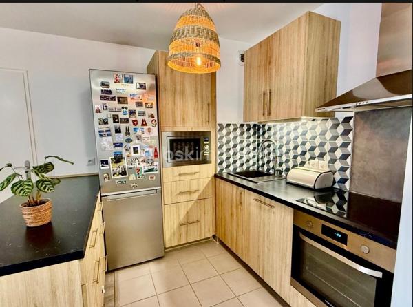 À proximité immédiate des COMMERCES, ÉCOLES et TRANSPORTS (MÉTRO LIGNE 7 STATION VILLEJUIF-LÉO LAGRANGE à seulement 400 m), découvrez ce superbe APPARTEMENT 3 PIÈCES  situé au 1er étage /6 d’une PETITE COPROPRIÉTÉ CALME et SÉCURISÉE.

Ce bien se compose d’une entrée, d’un GRAND SÉJOUR 23m² lumineux avec CUISINE OUVERTE, AMÉNAGÉE et ÉQUIPÉE, donnant accès à un agréable BALCON EXPOSITION EST .

L’espace nuit offre DEUX BELLES CHAMBRES, dont une de 13 m² une SALLE D’EAU moderne avec DOUBLE VASQUES ainsi qu’un WC SÉPARÉ.

Une PLACE DE PARKING  en sous-sol complète ce bien.