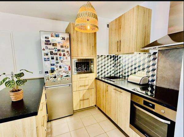 À proximité immédiate des COMMERCES, ÉCOLES et TRANSPORTS (MÉTRO LIGNE 7 STATION VILLEJUIF-LÉO LAGRANGE à seulement 400 m), découvrez ce superbe APPARTEMENT 3 PIÈCES  situé au 1er étage /6 d’une PETITE COPROPRIÉTÉ CALME et SÉCURISÉE.

Ce bien se compose d’une entrée, d’un GRAND SÉJOUR 23m² lumineux avec CUISINE OUVERTE, AMÉNAGÉE et ÉQUIPÉE, donnant accès à un agréable BALCON EXPOSITION EST .

L’espace nuit offre DEUX BELLES CHAMBRES, dont une de 13 m² une SALLE D’EAU moderne avec DOUBLE VASQUES ainsi qu’un WC SÉPARÉ.

Une PLACE DE PARKING  en sous-sol complète ce bien.
